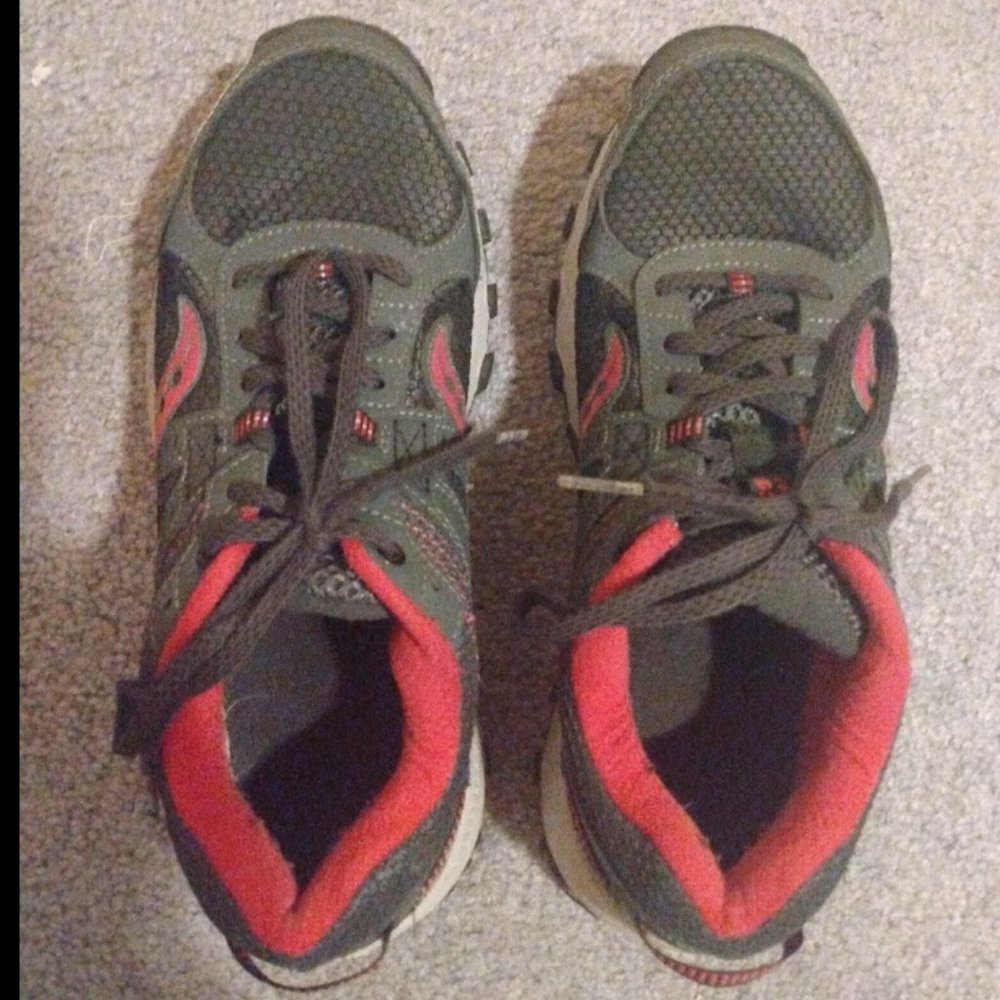 Womens Gray And Pink Saucony Tennis Shoes Womens Shoe Size 7.5